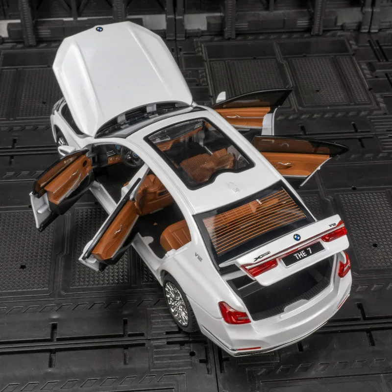 1:24 BMW 760Li coche en miniatura de aleación ornamento sedán sonido y luz amortiguador juguete puerta y capó del motor maletero se puede abrir