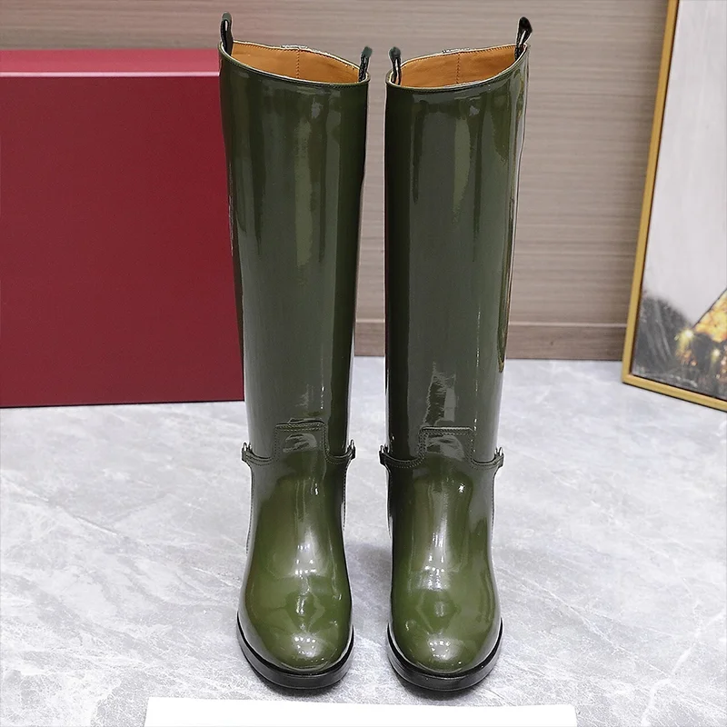 Estilo alargado de invierno de alta calidad para mujer, diseño de cuello de caballo y hebilla, botas largas con lados expuestos, tela perlada 25080109