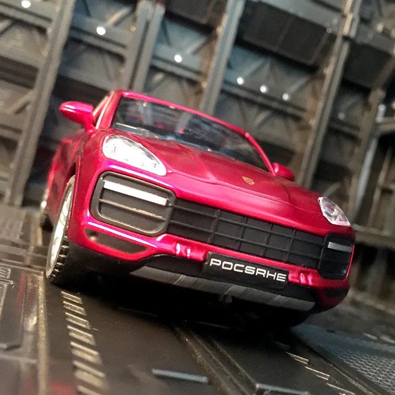 1:32 Porsche Cayenne modello di auto in lega SUV fuoristrada per bambini ha funzioni di suono e illuminazione simulate, dettagli ricchi