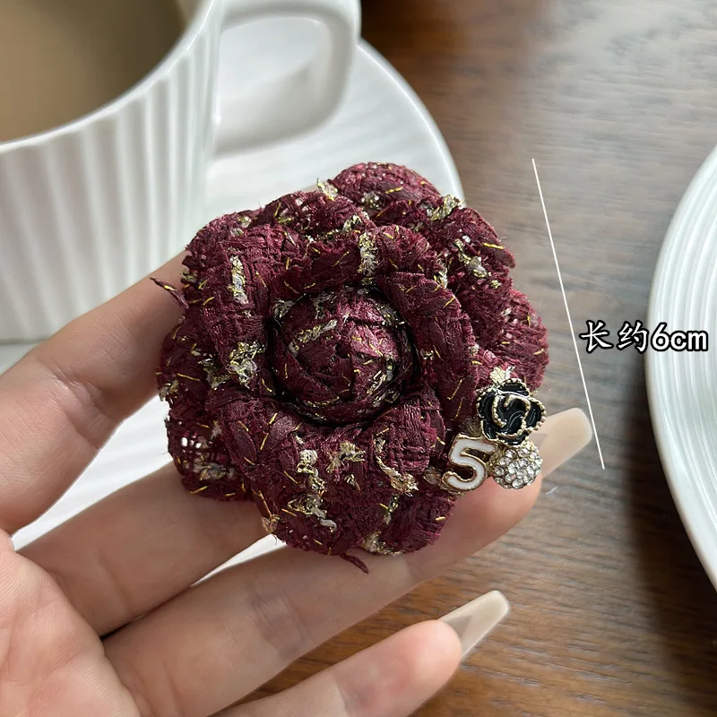 Koreanische Stoff Kamelie Broschen für Frauen Mode handgemachte Blume Anstecknadeln elegante Kleidung Schmuck Accessoires Corsage – Detail 4