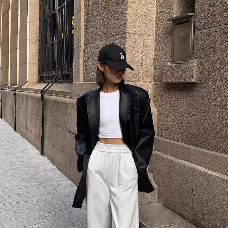 Czarna marynarka damska ze skóry PU, wiosenno-jesienna, nowa, jednolita, luźna kurtka z poduszkami na ramionach i wzorem z rozcięciem z tyłu, płaszcz damski.