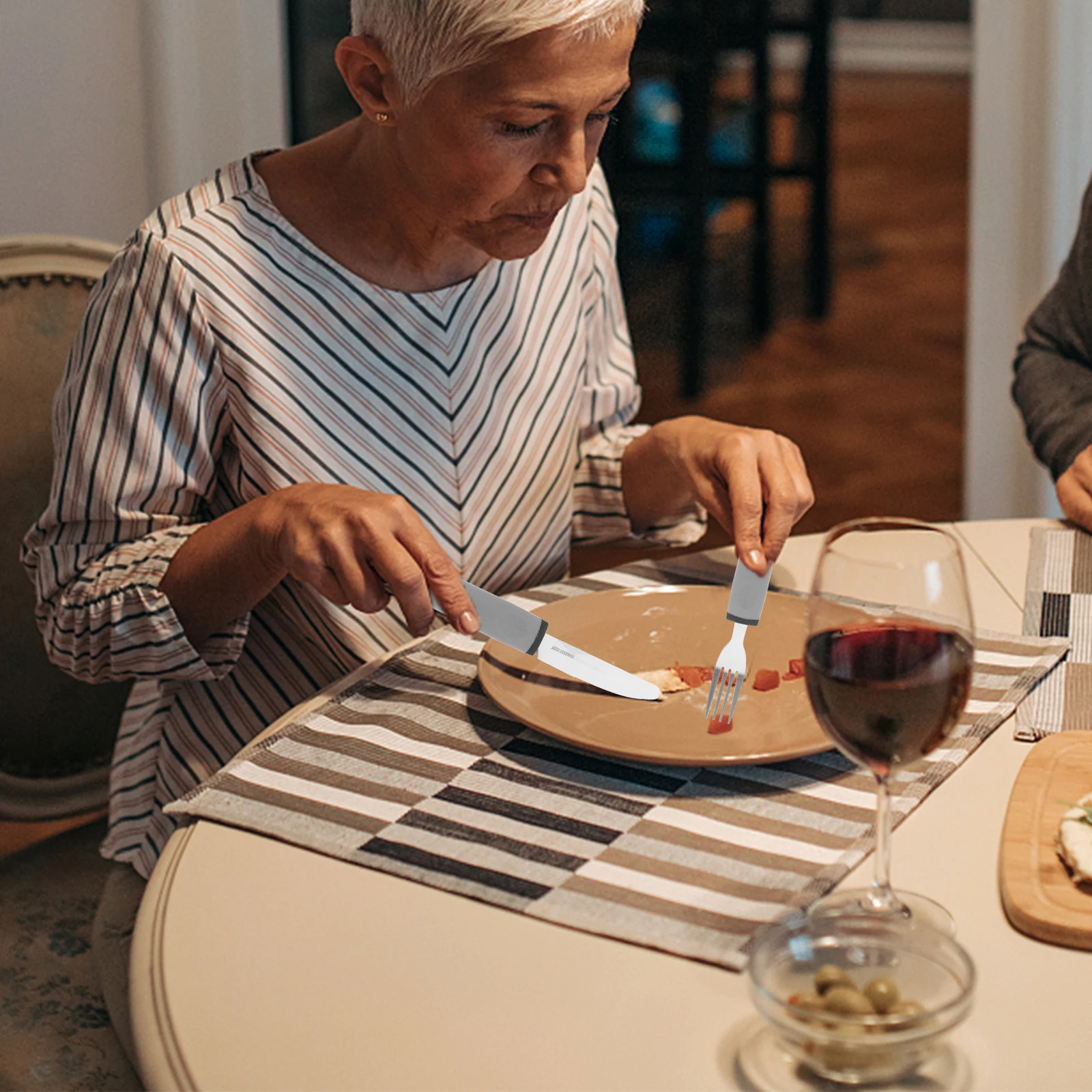 

1 комплект, набор столовой посуды с защитой от сквозняков для пожилых людей, адаптивная посуда для пациентов с ограниченными возможностями, портативная ложка из нержавеющей стали