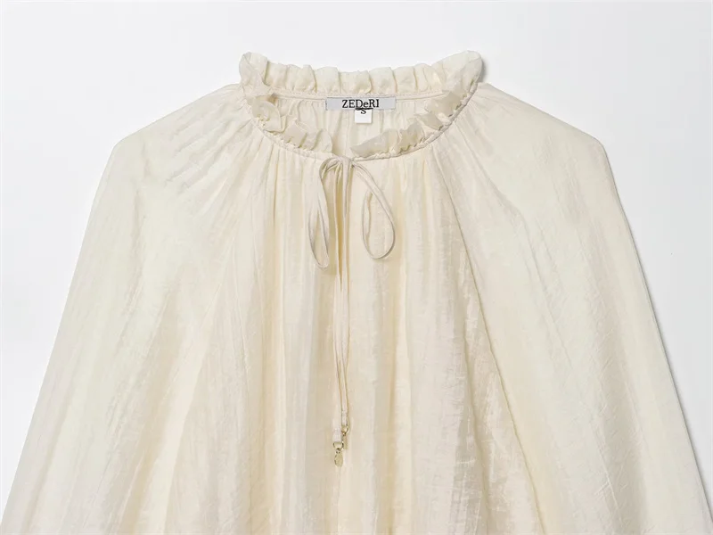 قميص نسائي جديد لخريف 2025 أبيض بأكمام طويلة مطوي مزخرف بأكمام منتفخة قميص ثنى مخصص على الموضة غير رسمي