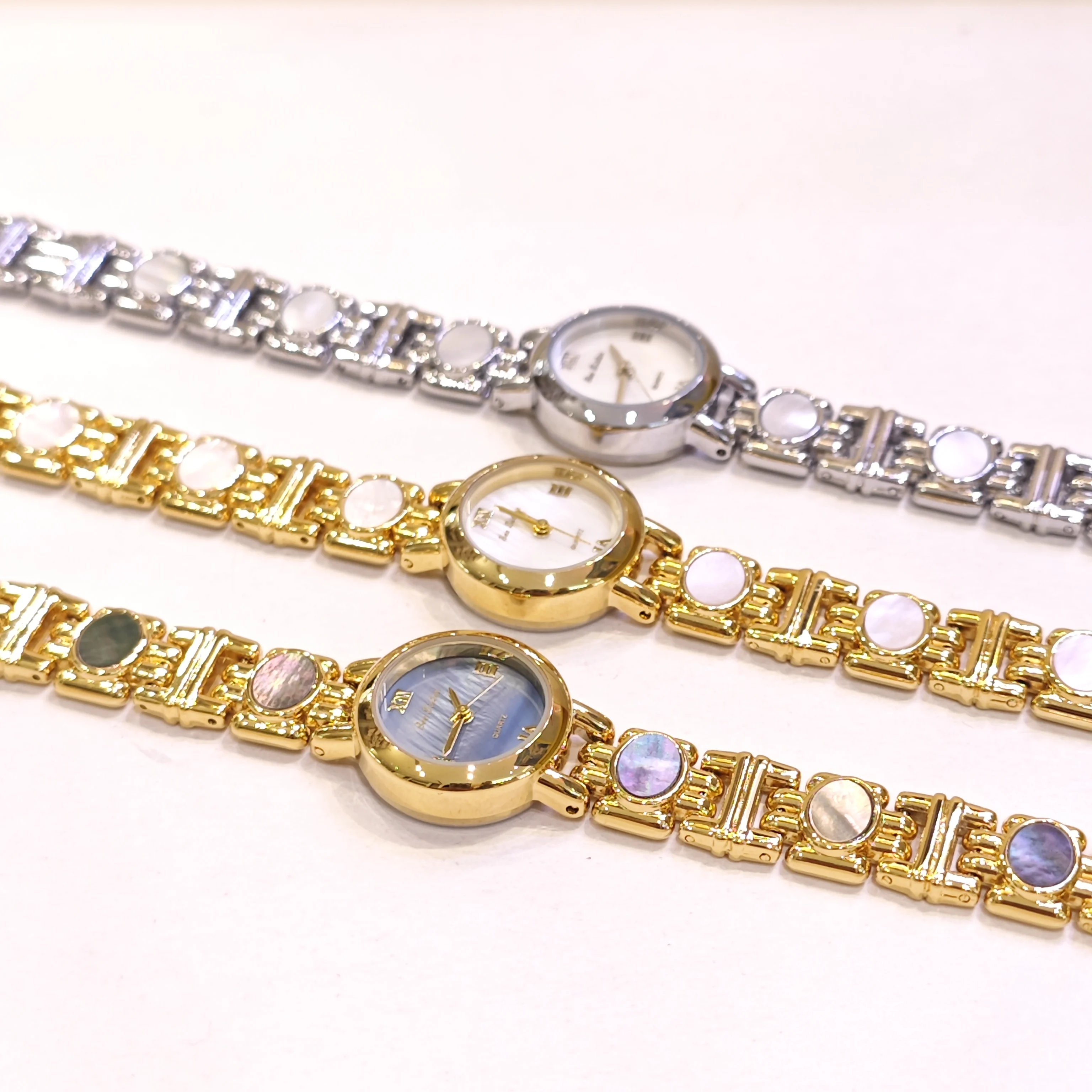 ساعة نسائية صغيرة فاخرة جديدة 2025 مع سوار من اللؤلؤ - ساعة نسائية فاخرة عالية الجودة - إكسسوارات نسائية #4