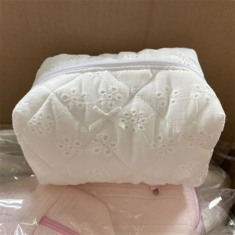 Trousse de maquillage pour femmes, en dentelle ajourée et brodée, avec nœud et fermeture éclair – Idéale pour les voyages, l'usage quotidien, un style féminin, trousse de toilette portable, broderie ajourée, nœud et fermeture éclair, mettant en valeur la beauté