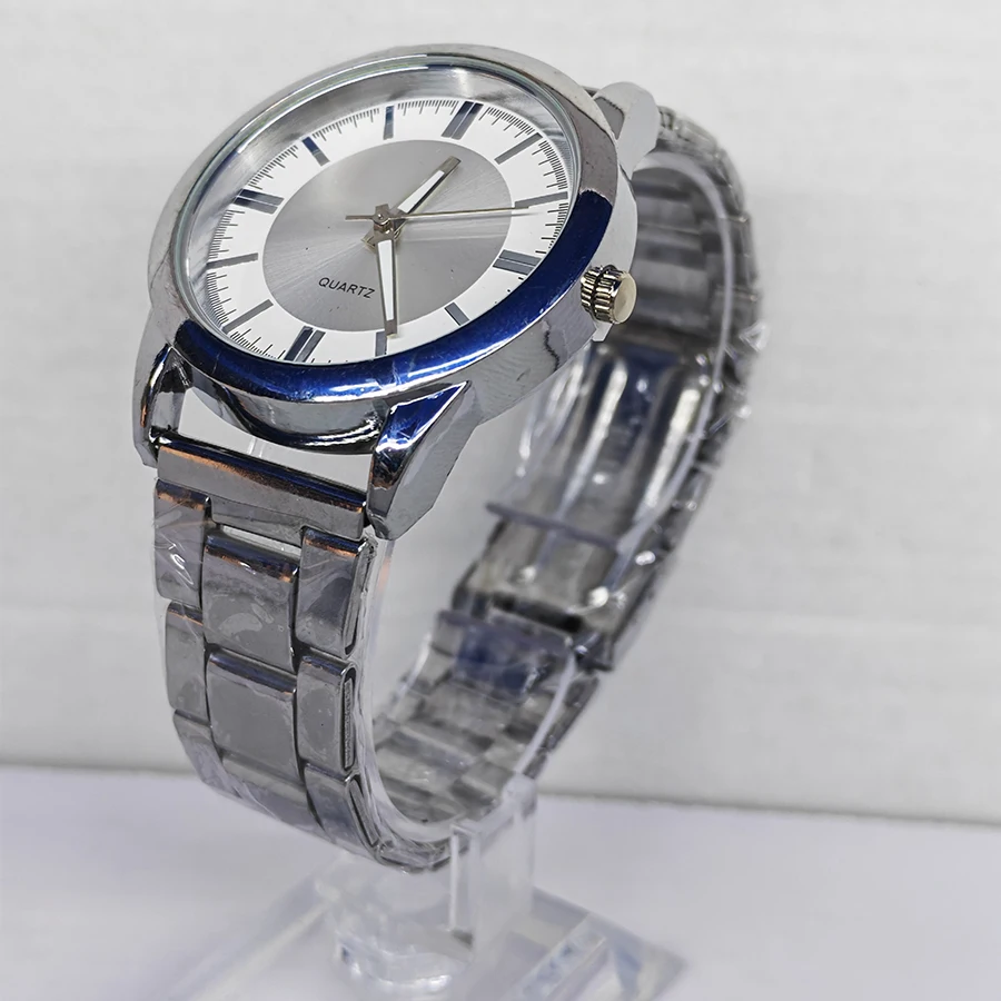 ساعة كوارتز رجالية عادية من الفولاذ المقاوم للصدأ ساعة يد رجال الأعمال خفيفة فاخرة بمقياس روما ساعة قابلة للطي