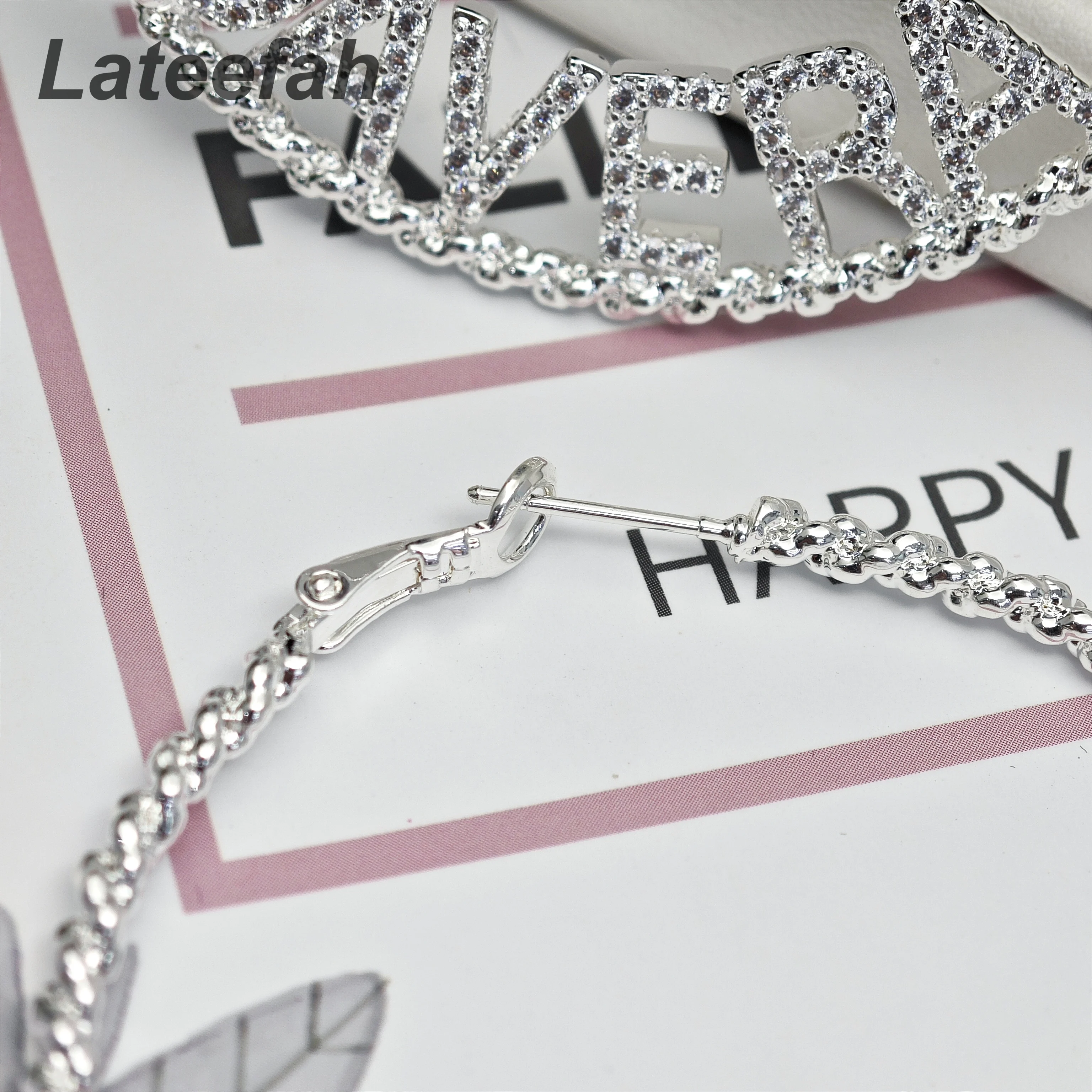 Imagem -05 - Lateefah-custom Name Plate Hoop Earrings para Mulheres Brinco de Zircão Letras de Cristal Personalizadas Atacado mm