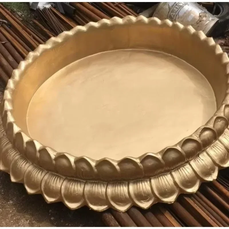 

Традиционный красивый золотой лотос в цветочной форме, диаметр 5,5 фута, большой размер, волокно Urli для церемонии Haldi и свадебных церемоний