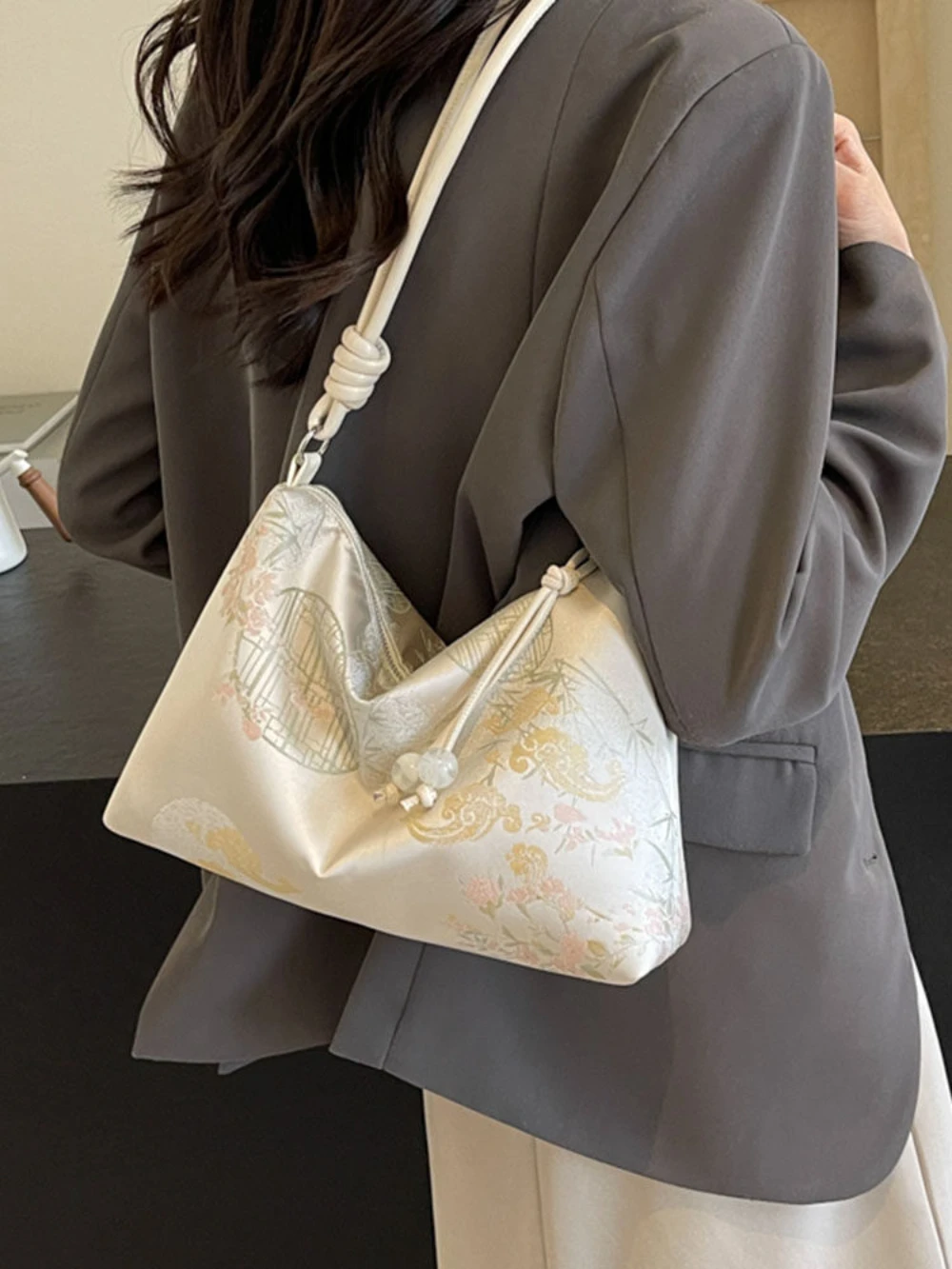 New Chinese Style Large Capacity Lightweight Soft Faced Shoulder Bag Fashion Commuting Versatile Women's Fabric Crossbody Bag