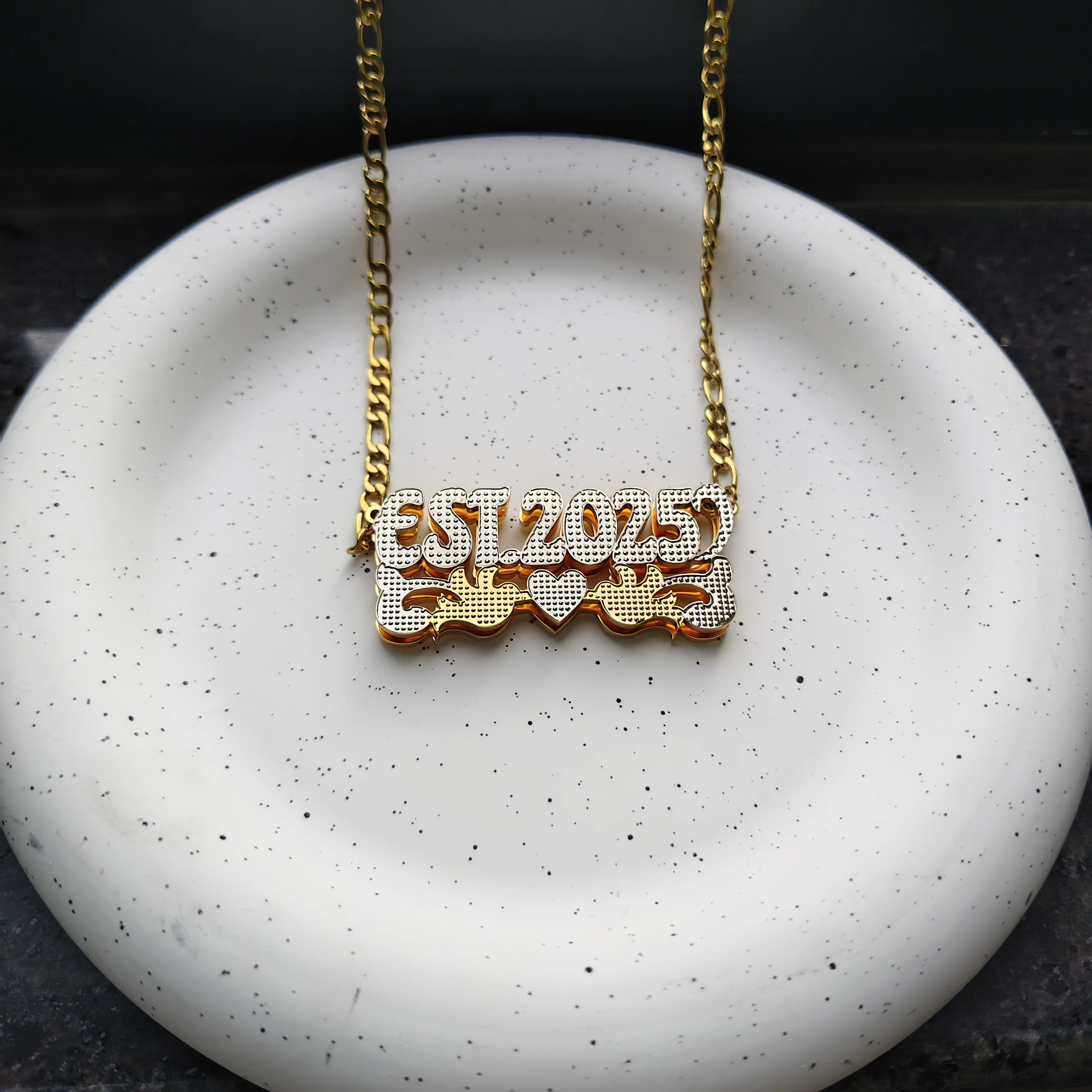 DHQH Nowy Personalizowany Wisiorek z Tabliczką Imienną Dwupoziomowy Personalizowany Wisiorek z Literą 3D Tabliczka Imiennica Prezent na Święta Bożego Narodzenia dla Niej/Niego
