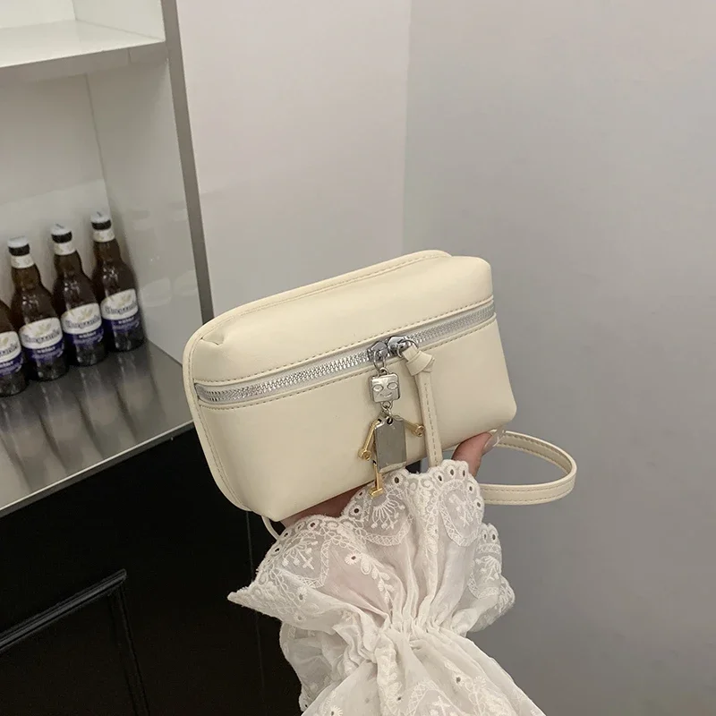 

2025 новые модные универсальные женские сумки на плечо, лаконичная повседневная нишевая сумка Advanced Sense, однотонная сумка через плечо для поездок на работу