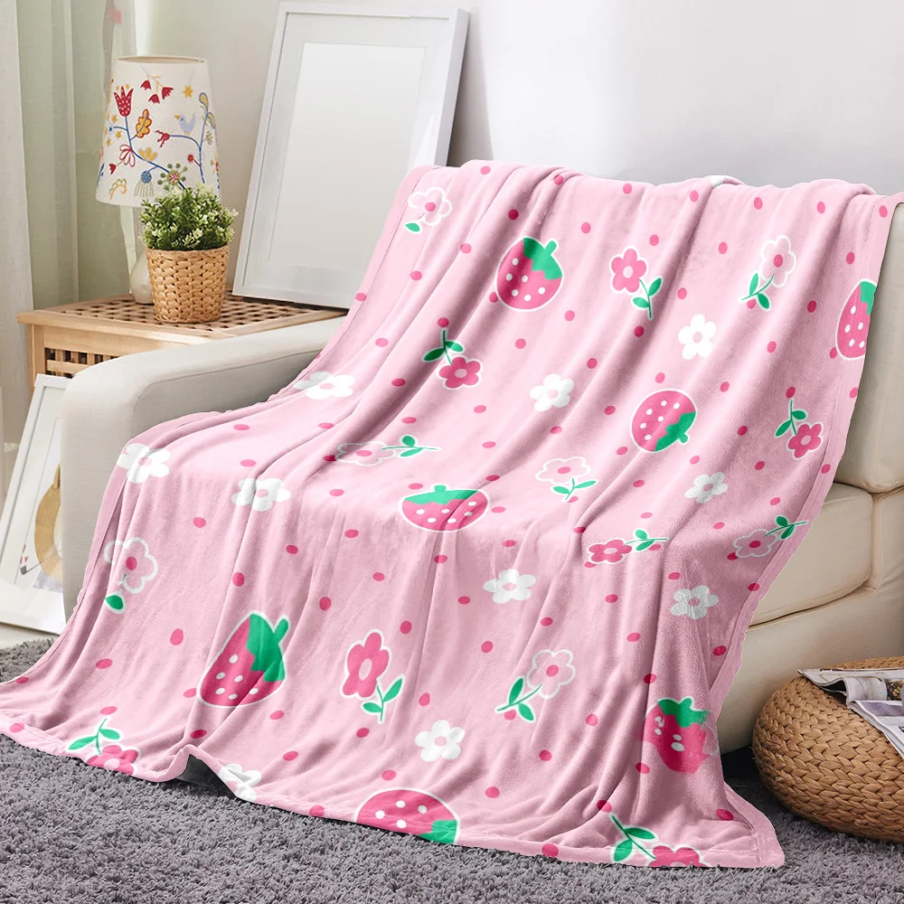 Manta con Estampado de Flores de Fresa — Una manta suave y vibrante de color rosa adornada con fresas juguetonas y delicadas