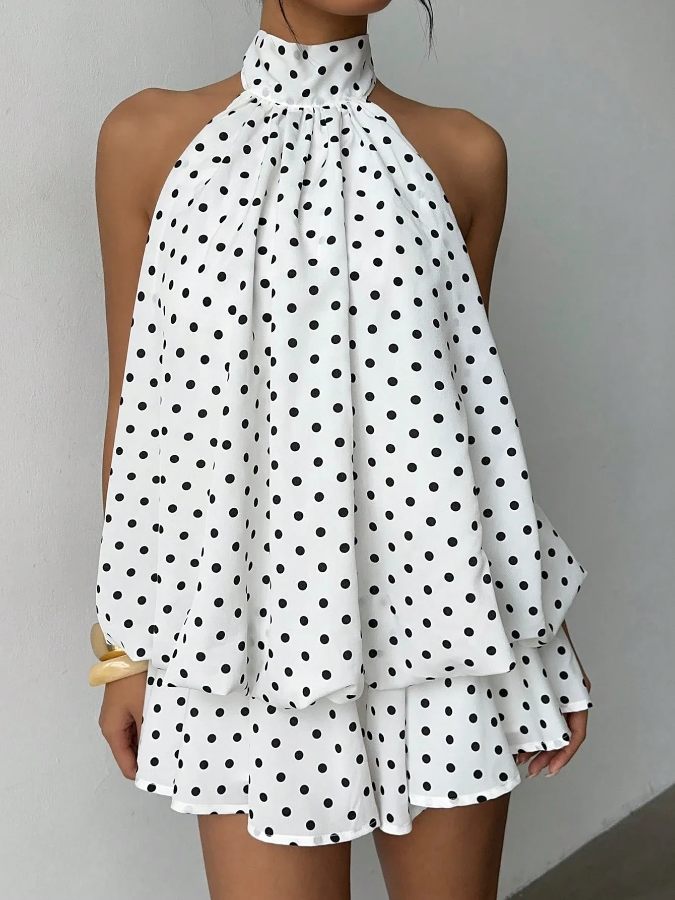 

Женское мини-платье в горошек с рюшами и открытой спиной на бретелях