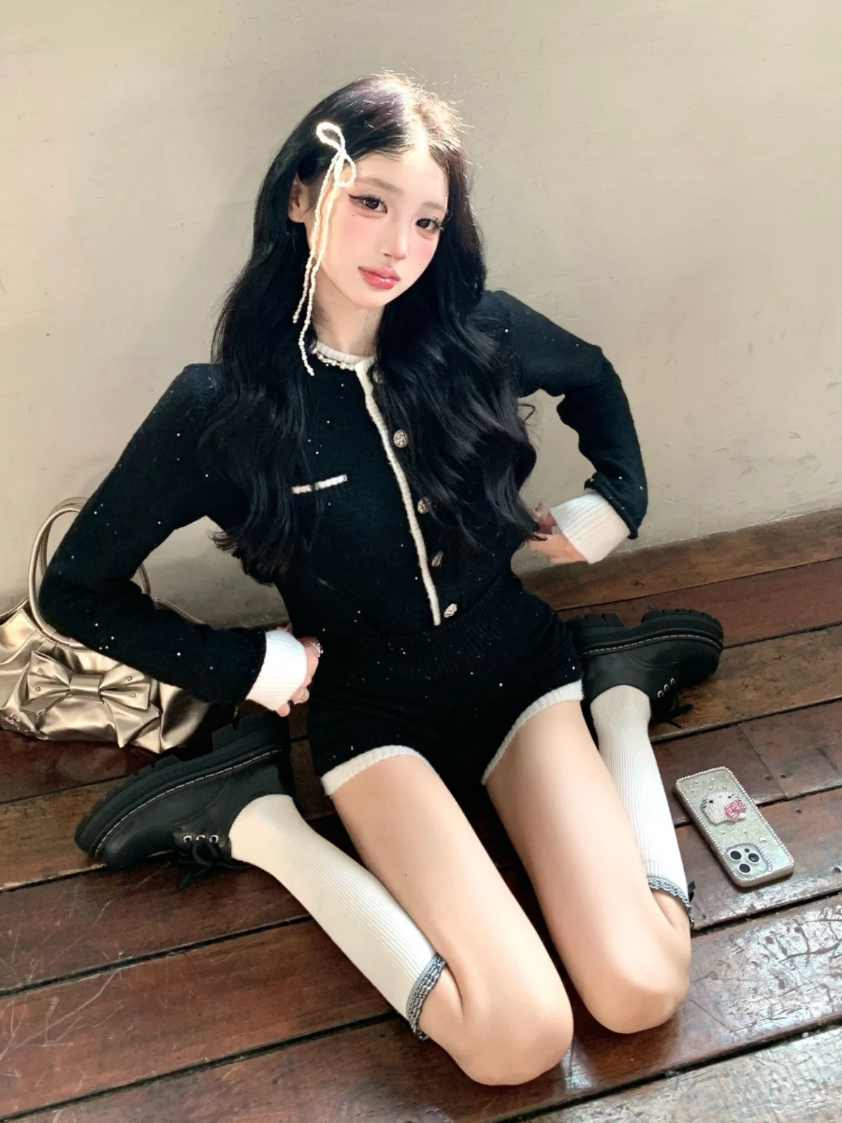 طقم نسائي أنيق مكون من كارديجان محبوك مزين بالترتر وشورت كاجوال، مصنوع من نسيج البوليستر، مناسب للخريف