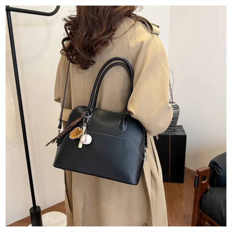 

High-End Women's Handbag Made Of Fine Leather Boasting Famous Designer Inspired And High-End Vintage Look​