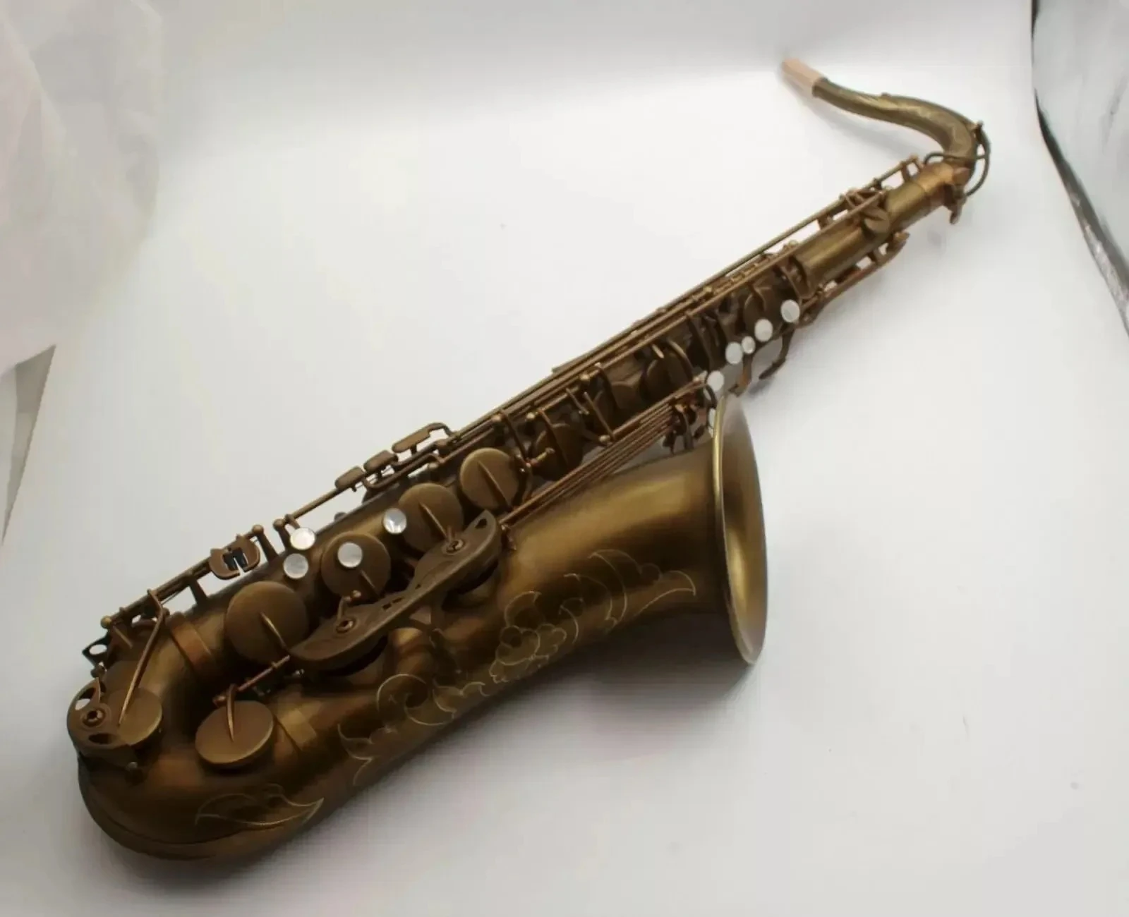 

Новинка 2026 года: профессиональный тенор-саксофон в античном стиле с ручной резьбой