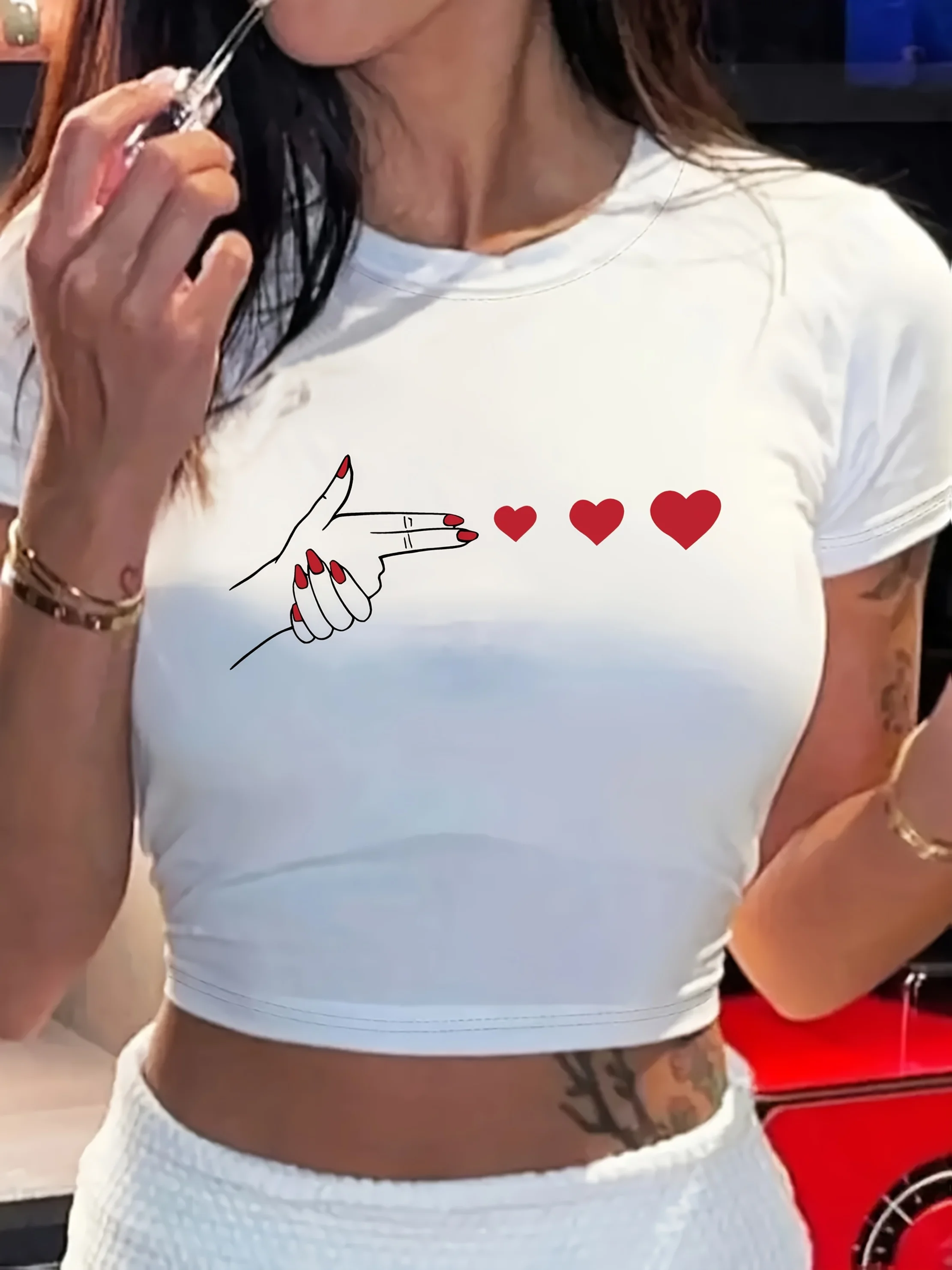 Camiseta de manga corta con cuello para mujer, máquina de mezcla de poliéster transpirable, Top corto con gráfico de corazón de San Valentín, ropa estética informal