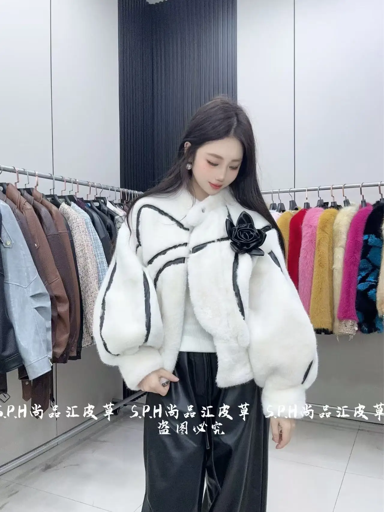 الجلود ثلاثية الأبعاد ورود للزينة فو الفراء معطف المرأة 2025 جديد الشتاء قصيرة فانوس كم سترة الرجعية الوقوف طوق سترة