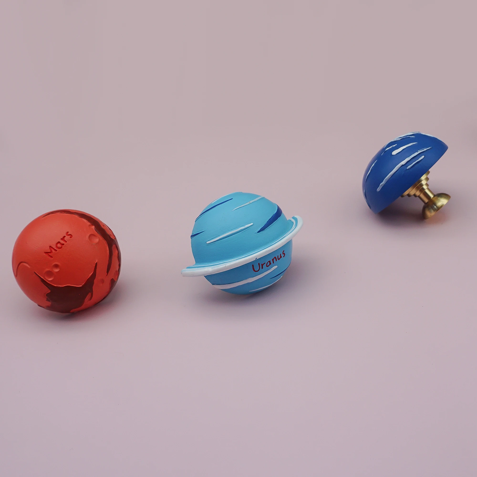 Симпатичные ручки шкафа в форме планеты для детской комнаты, домашний декор, ручки для шкафа, смола с латунными красочными мебельными ручками, 1 шт.