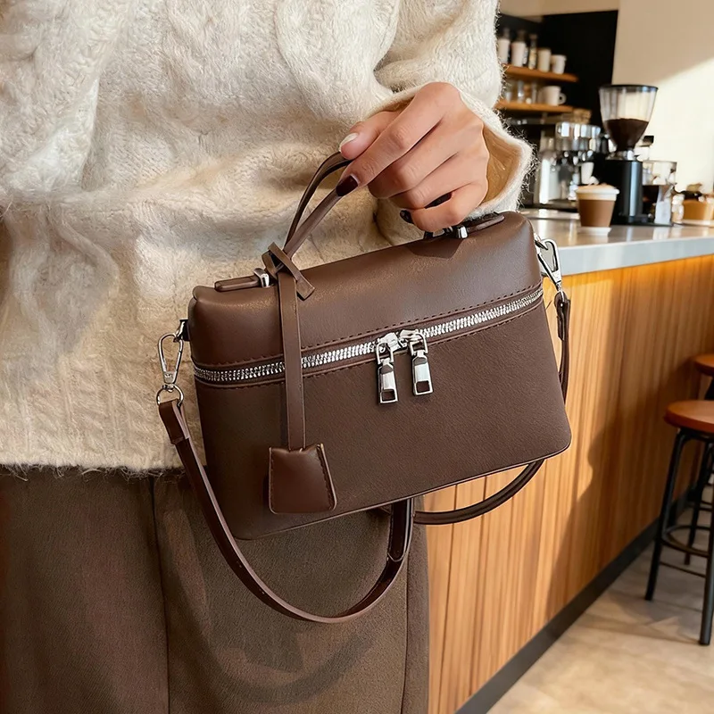 

2023 Новая женская сумка-коробка большой вместимости, просторная сумка через плечо, повседневная роскошная текстурированная сумка, шикарная и элегантная ​