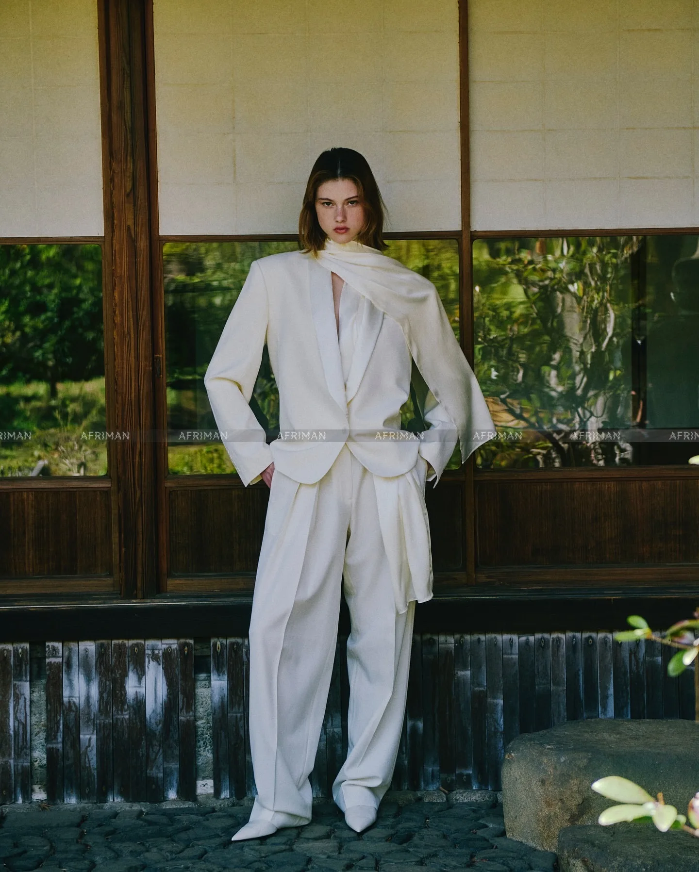 

Женский свободный карьерный пиджак с зубчатым воротником и заниженными плечами + комплект длинных широких брюк