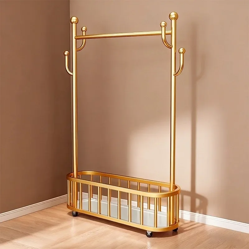 Garderobenständer Vom Boden bis zur Decke reichender Schlafzimmer-Kleiderbügel. Einfacher Wäscheständer für den Haushalt. Beweglicher Kleiderständer. Kleiderständer