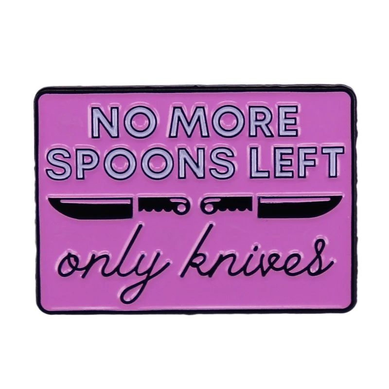 1 Stück Emaille-Pin mit der Aufschrift „No More Spoons Left Only Knives“ – Design mit der Löffeltheorie und chronischer Krankheit, frecher Empowerment-Stil für den Alltag