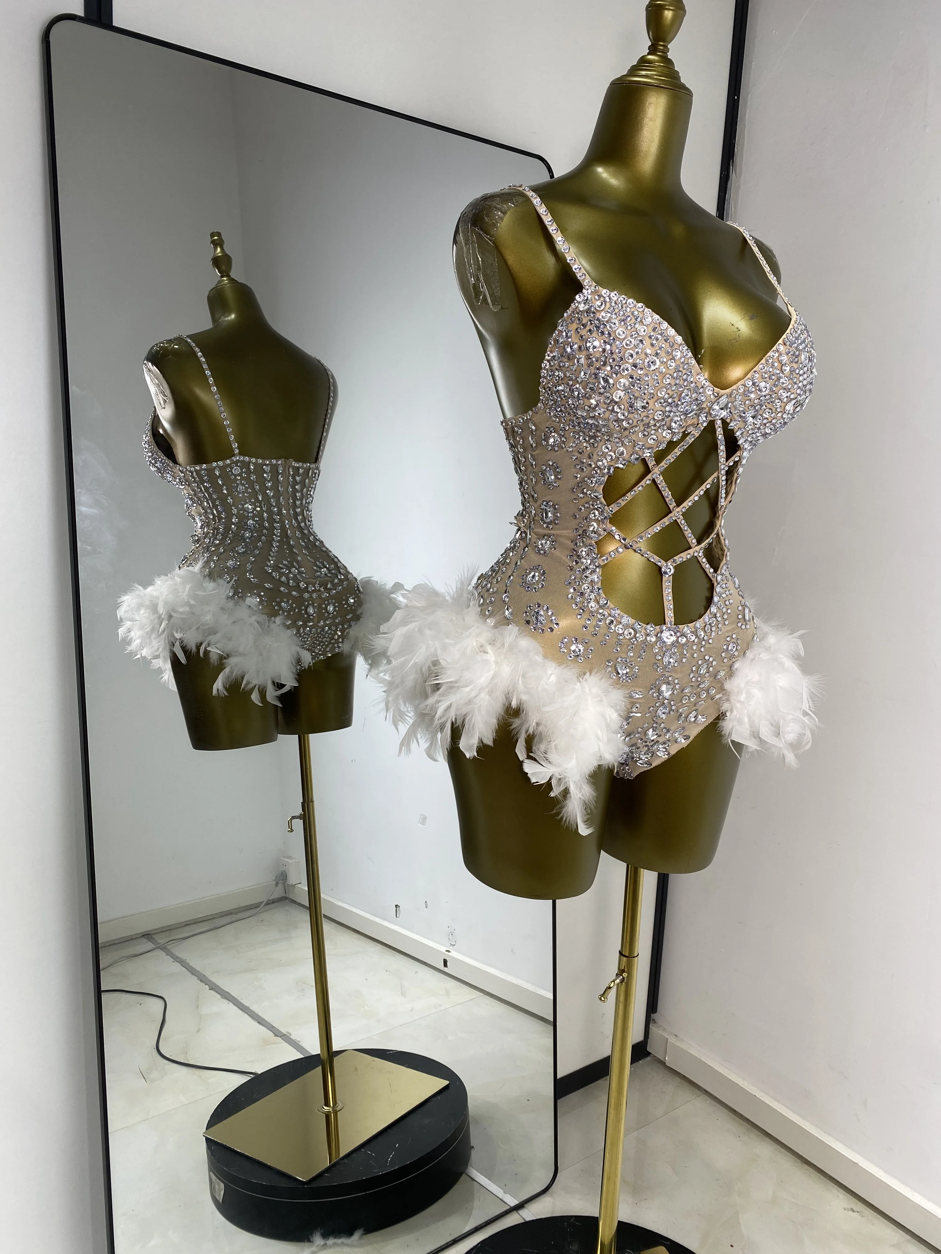 Damskie stroje do gimnastyki artystycznej, body na ramiączkach spaghetti, zdobione cyrkoniami, z wycięciami, z piórami, strój sportowy do tańca, kostiumy na wieczorne wyjścia do klubu, na nocne bary.