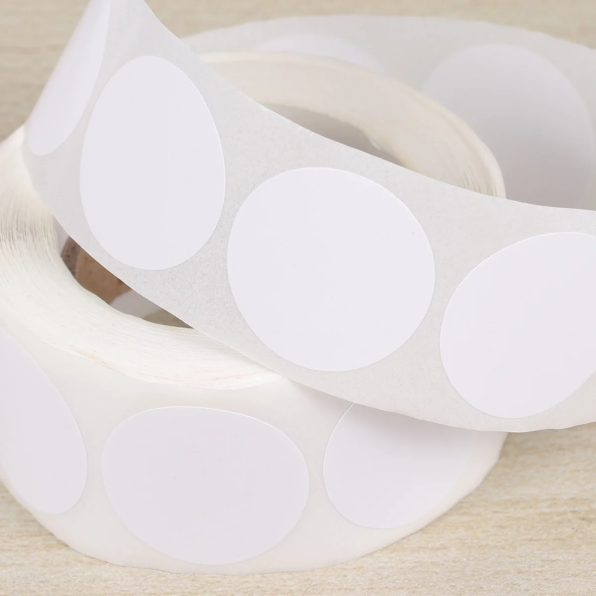 

500Pcs Round Adhesive Label Stickers White Tags for Gift Wrapping Party Decoration Stickers for Gifts Label Sticker