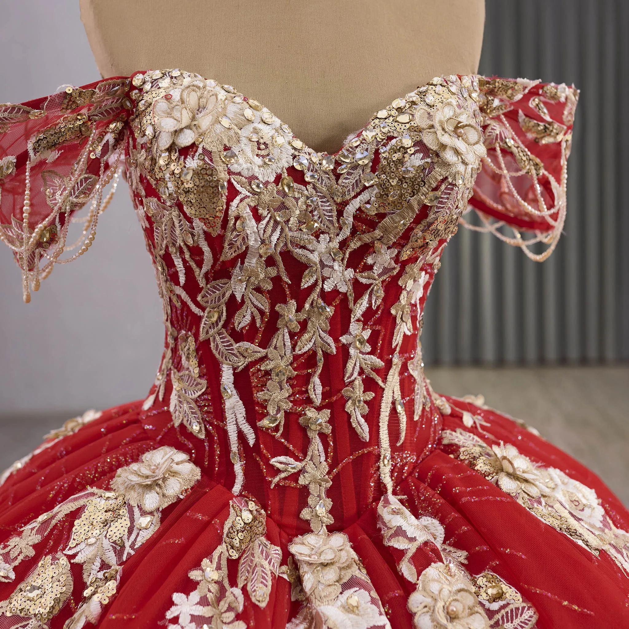 فستان كوينسيانيرا باللون الأحمر من Rosymae فستان مكشوف الكتفين مع كتف مفتوح مع لؤلؤ متلألئ فستان رومانسي