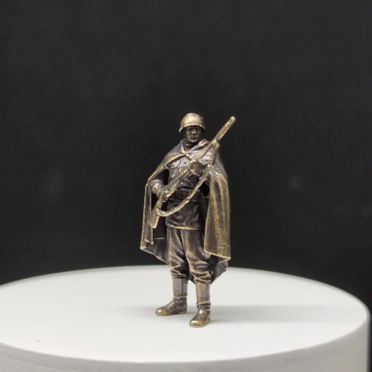 Brass Front Soldier Miniature - WWII-Style Recon Figure, Collectible for Military History Enthusiasts, Desk Diorama Decor