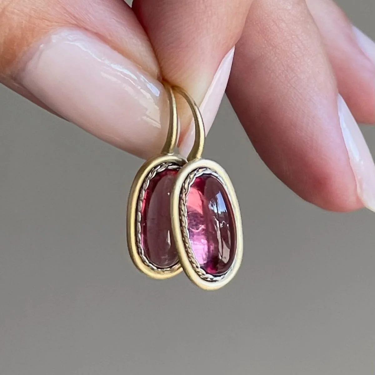 Court-Style Texture Border Elliptical Artificial Gemstone Pendant Earrings for Ladies, Suitable for Formal Events and Parties.