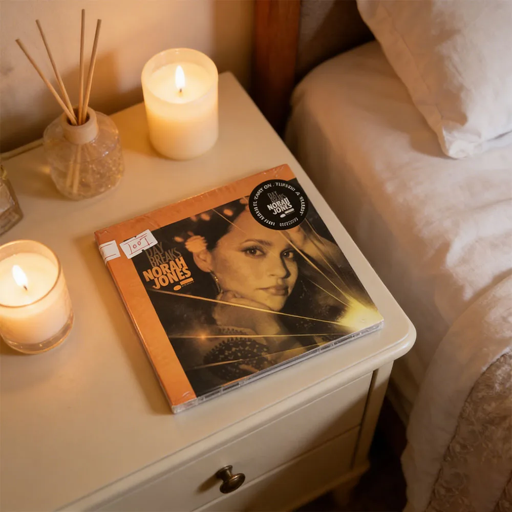 

CD A Return To The Roots of Traditional Jazz and Lyrical Folk, Blending Piano, Saxophone, Bass, and Her Signature Lazy Voice