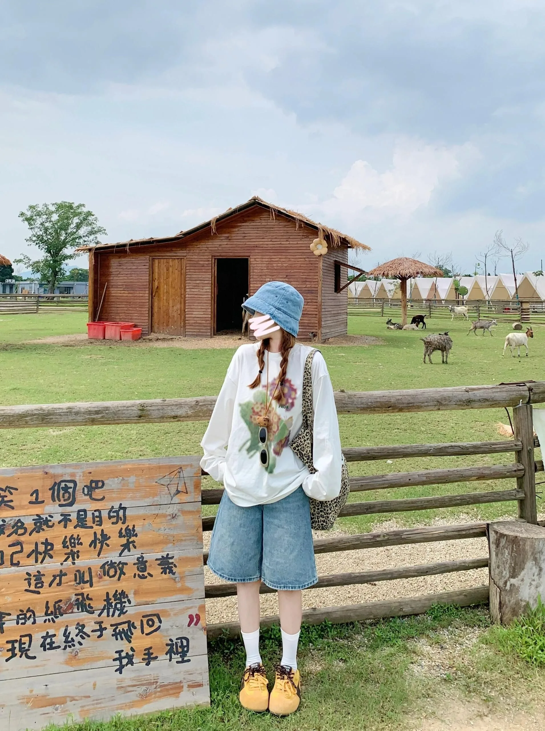 เสื้อยืดพิมพ์ลายดอกไม้สีขาวสำหรับผู้หญิง ฤดูใบไม้ร่วง ฤดูหนาว 2025 สไตล์เกาหลีใหม่ เสื้อยืดแขนยาวทรงหลวมลำลอง Y2k เสื้อผ้าผู้หญิง
