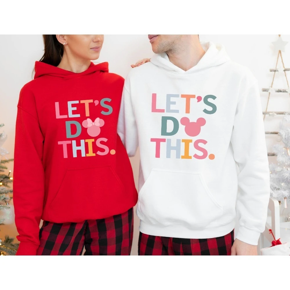 Bluza z kapturem z motywem Myszki Miki Disneya na rok 2025 to stylowa i ciepła bluza dla par na jesień i zimę.