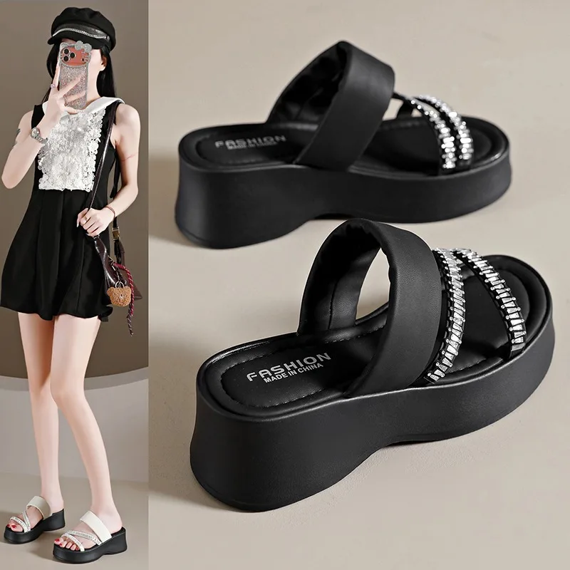 

Модные женские шлепанцы на танкетке с открытым носком и толстой подошвой, украшенные стразами, удобные платформенные тапочки для пляжного отдыха 2026