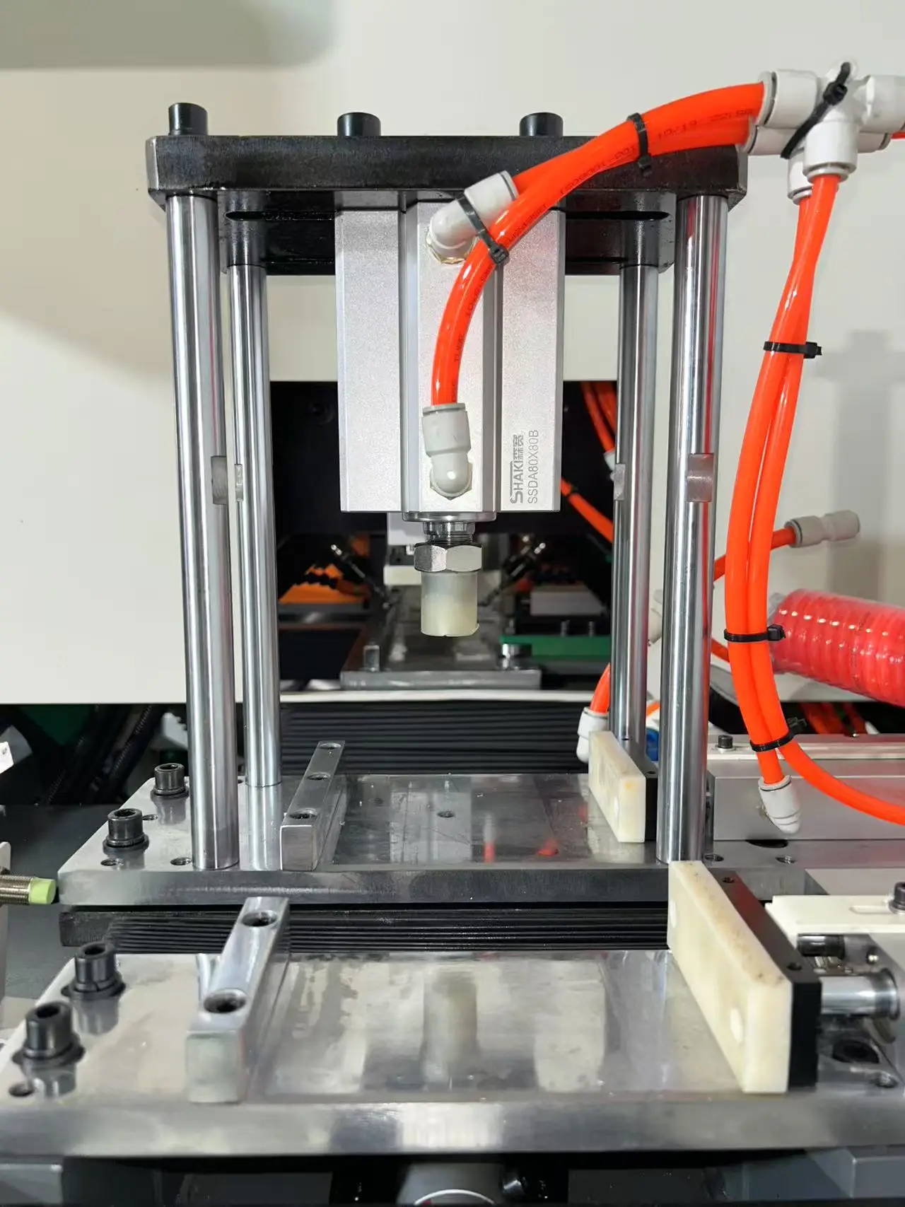 อุปกรณ์เสริมโปรไฟล์อะลูมิเนียมอุตสาหกรรม ขายึดมุมแบบอัดขึ้นรูปพร้อมโครงเสริมความแข็งแรง ตัวเชื่อมต่อมุมฉากสำหรับเครื่องจักรกล