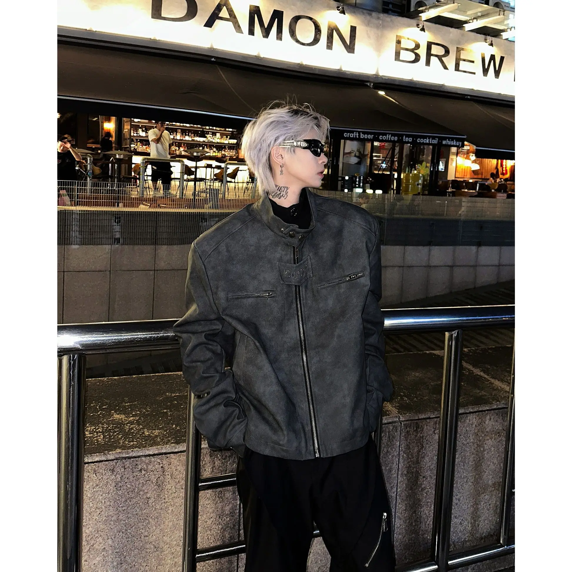 

Ретро-коричневая кожаная мотоциклетная куртка для мужчин с дизайнерскими накладками на плечах, модный бренд, уличный стиль, осенняя повседневная модель на молнии