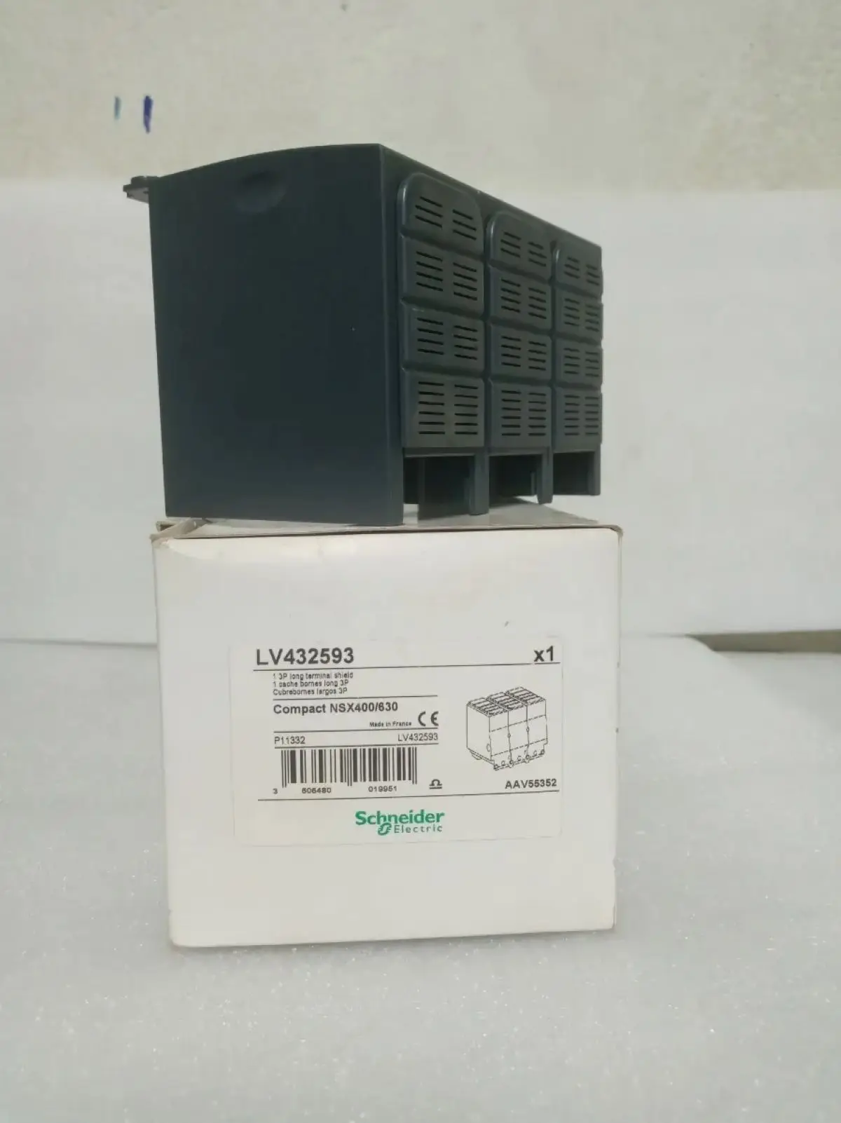 

LV432593 Long terminal shield, ComPacT NSX400/630, pitch 45mm, IP40, 3 poles