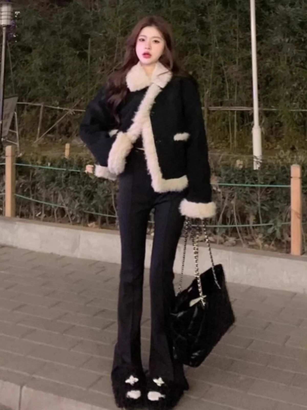 เสื้อโค้ทผู้หญิงทรงหลวมบุผ้าฝ้ายเนื้อนุ่ม แต่งขอบขนแกะ สำหรับฤดูใบไม้ร่วงและฤดูหนาว สไตล์ลำลอง ผ้าหนังแกะ