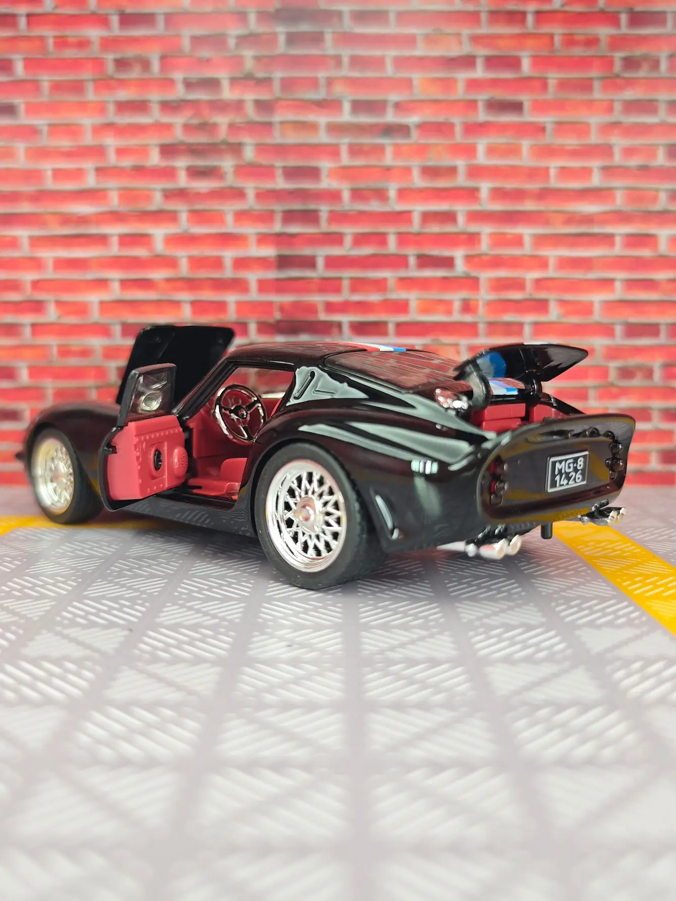 

1:32 Ferrari 250GTO модель автомобиля из сплава, дверь может открыть, подходит для коллекции и можно подарить в качестве подарка на день рождения для детей