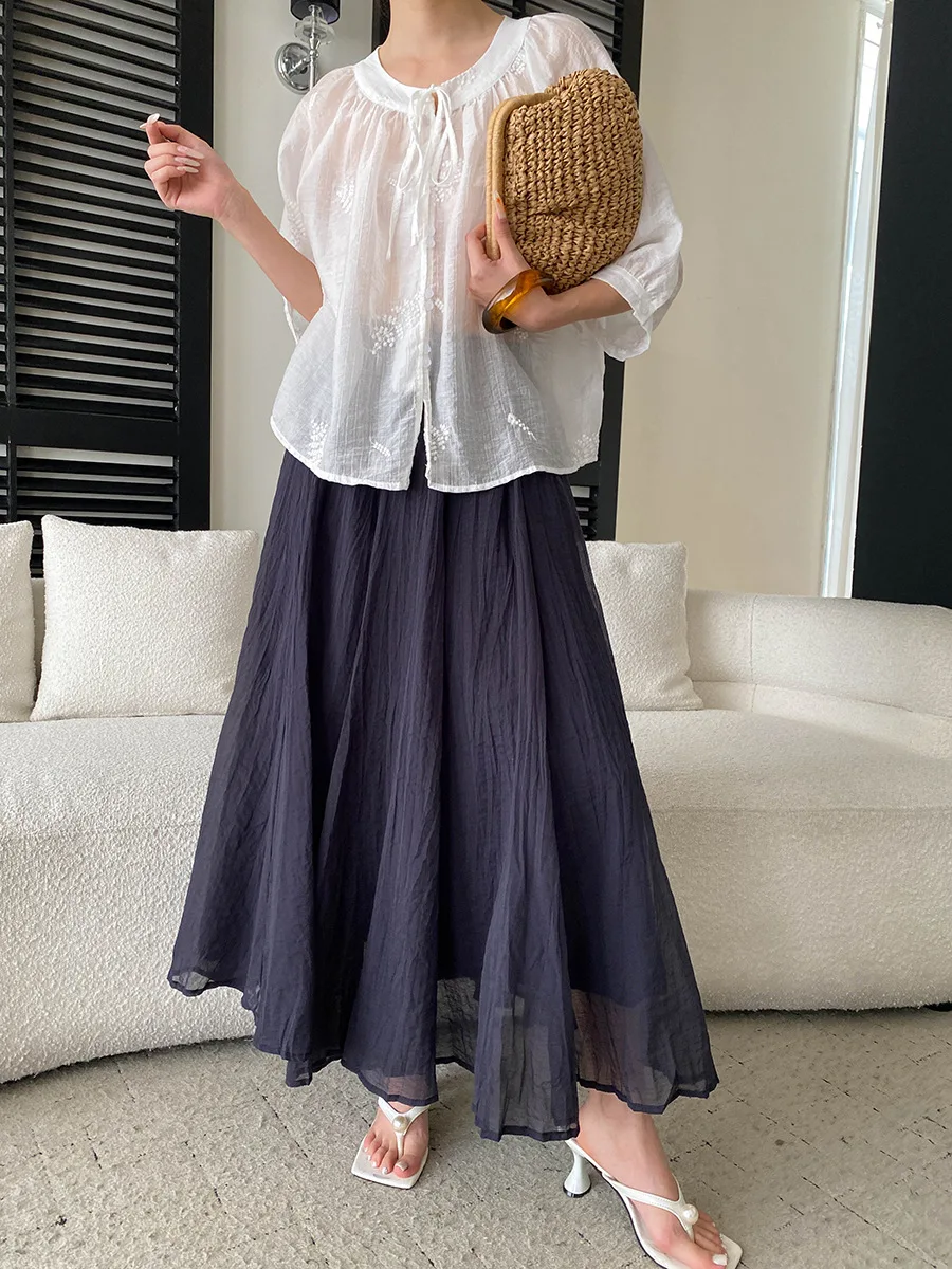 Sommerliches Damen-Shirt in unifarbenem Design mit aufwendiger Stickerei, Rundhalsausschnitt, Schnürung, lockerer Passform und leicht transparentem Stoff. – Detail 8