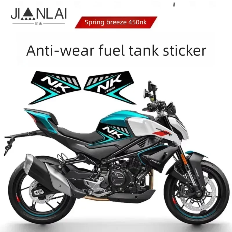 

Антиабразивная и противоскользящая накладка на топливный бак CFMOTO 450NK с декоративной тисненой пластиной в форме рыбьей кости, сборочный элемент.
