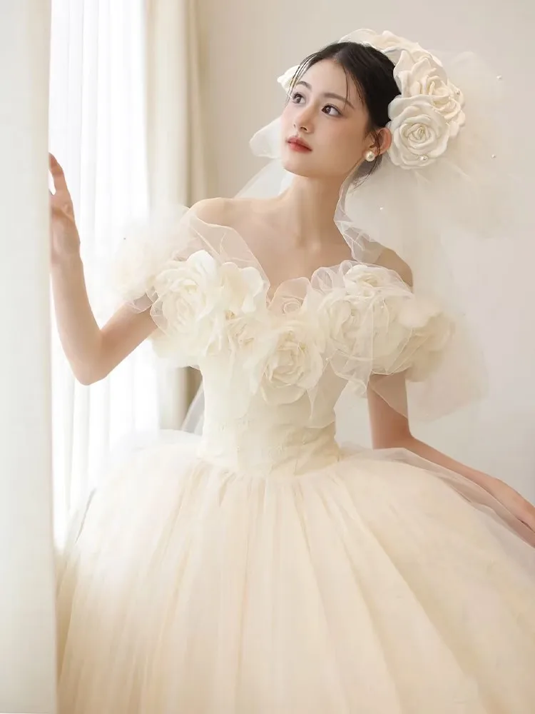 

A new light and luxurious one-shoulder main fabric dress with high-quality feel for going out