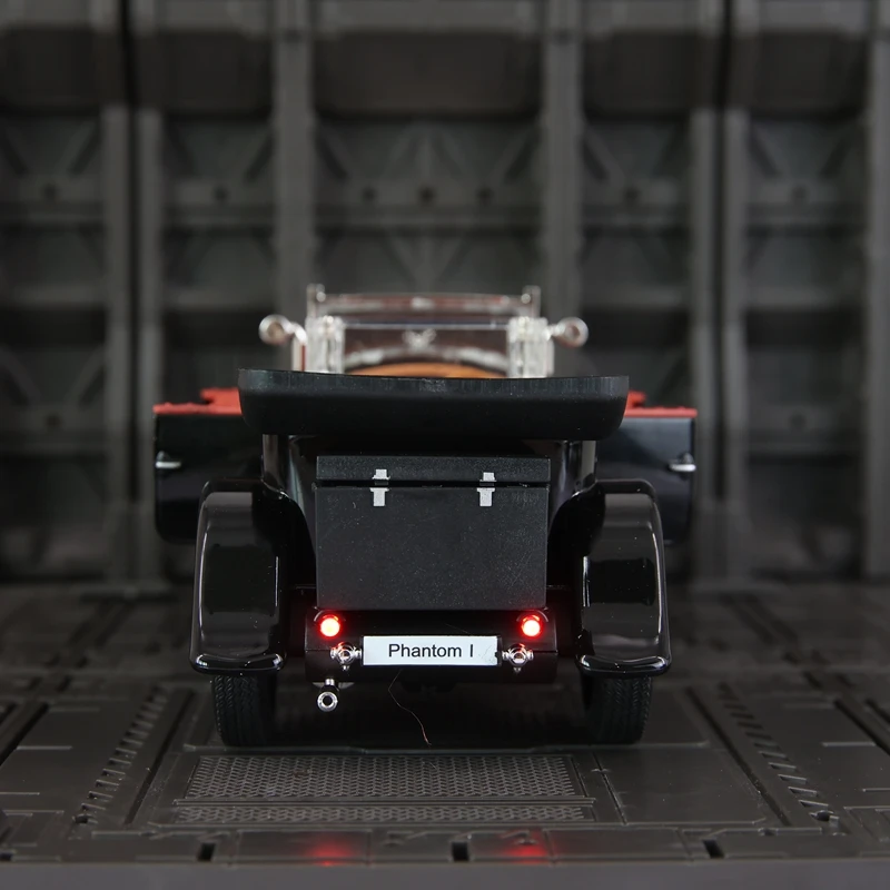 For 1:24 alloy car model of 1st generation Phantom classic car doors on both sides that can be opened has sound and lighting