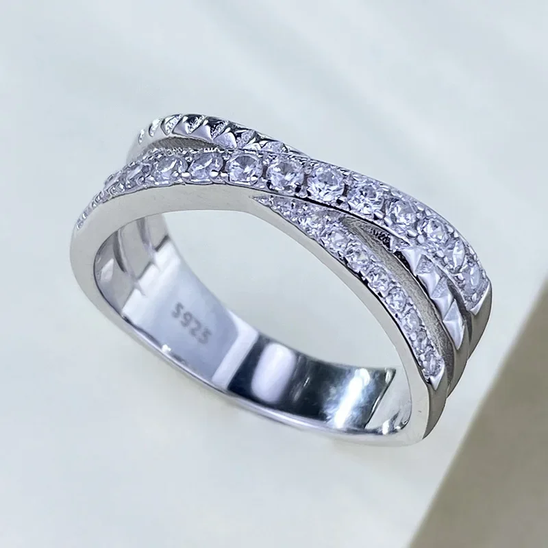 New S925 sterling silver women's ring with M ö bius design, diamond arranged zircon inlay, fashionable women's bracelet