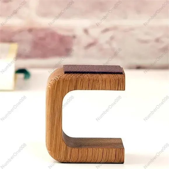 رف ساعة خشبي بسيط مصنوع يدويًا من الخشب الصلب رف عرض للساعة للرجال والنساء من جلد البقر