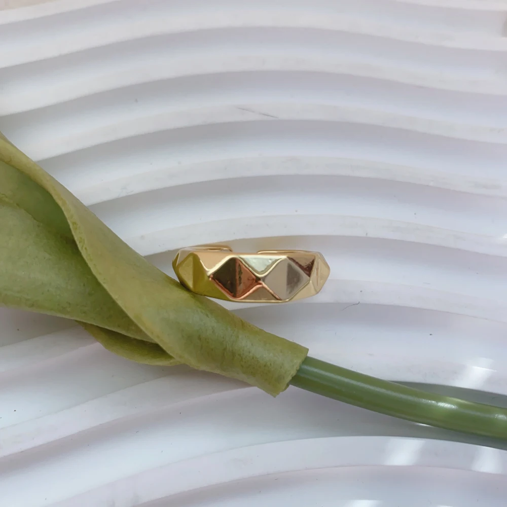 خواتم عصرية عالية الجودة للبيع بالجملة خواتم نحاسية مطلية بالذهب عيار 18 قيراط للارتداء اليومي للنساء #4