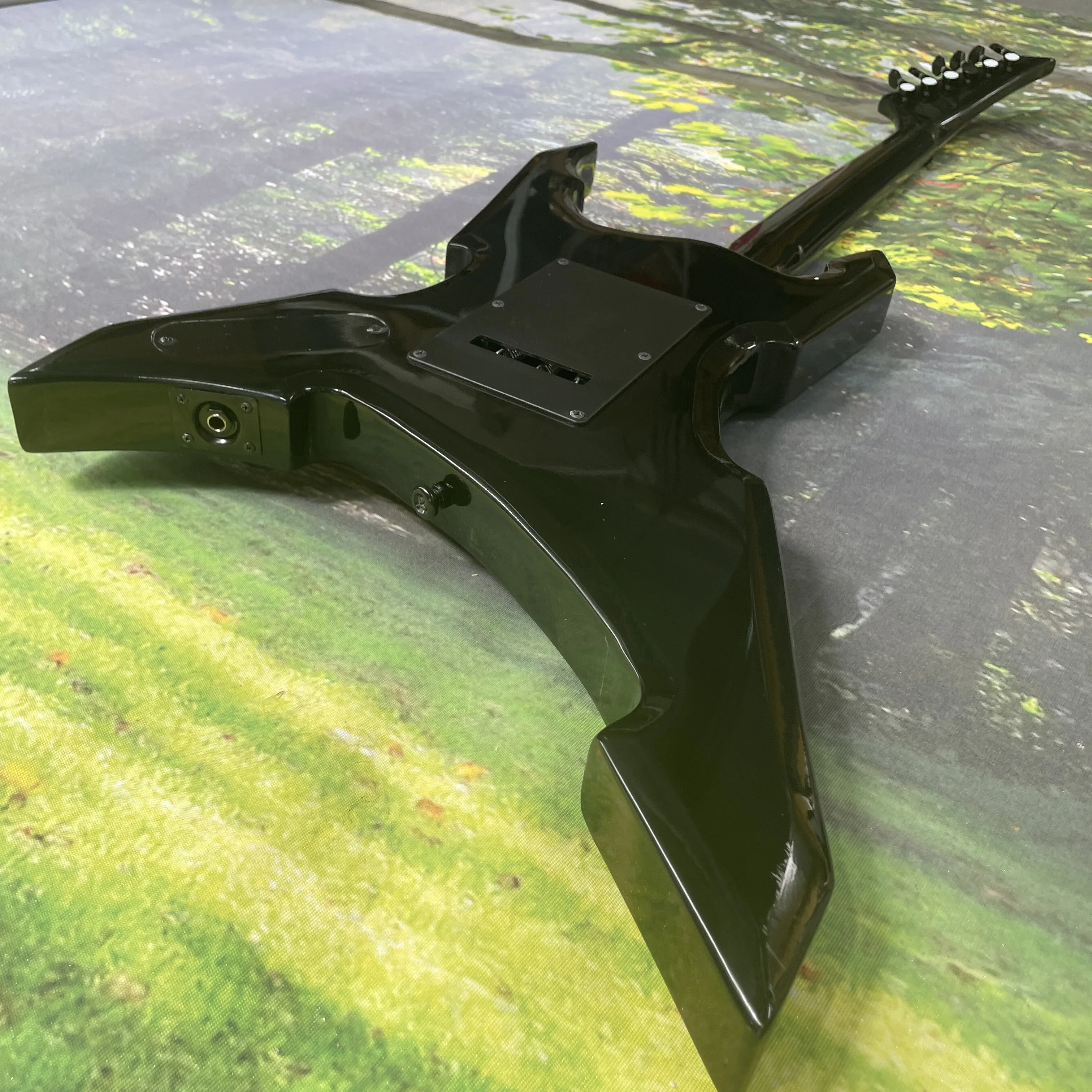 جيتار كهربائي أسود غير منتظم مكون من 6 أوتار جيتار أجهزة سوداء