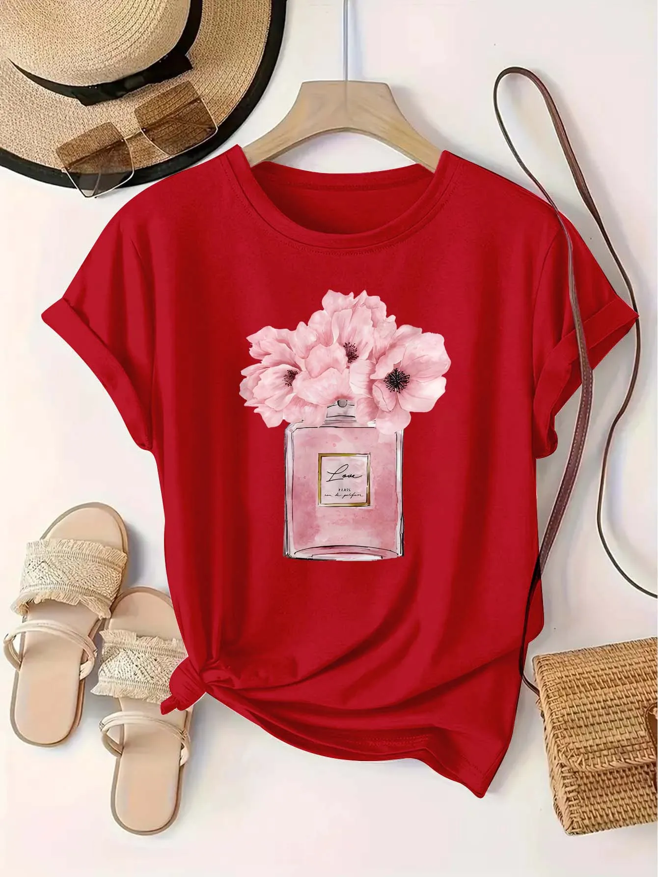 

Элегантная футболка больших размеров с цветочным рисунком флакона духов для романтического и стильного гардероба